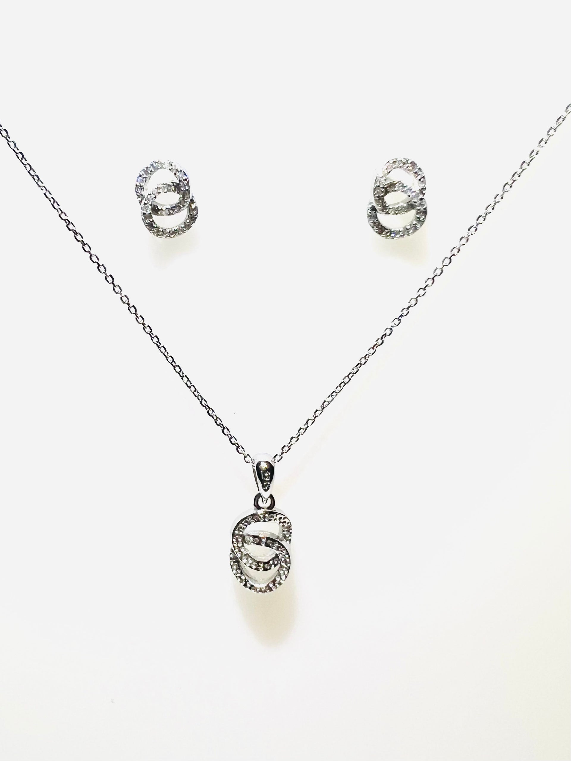 Interlocking Circles Pendant With Chain & Earrings